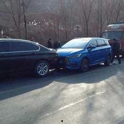 货车前后夹击国产车视频,行车安全警钟长鸣