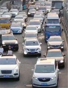 剐蹭国产汽车视频